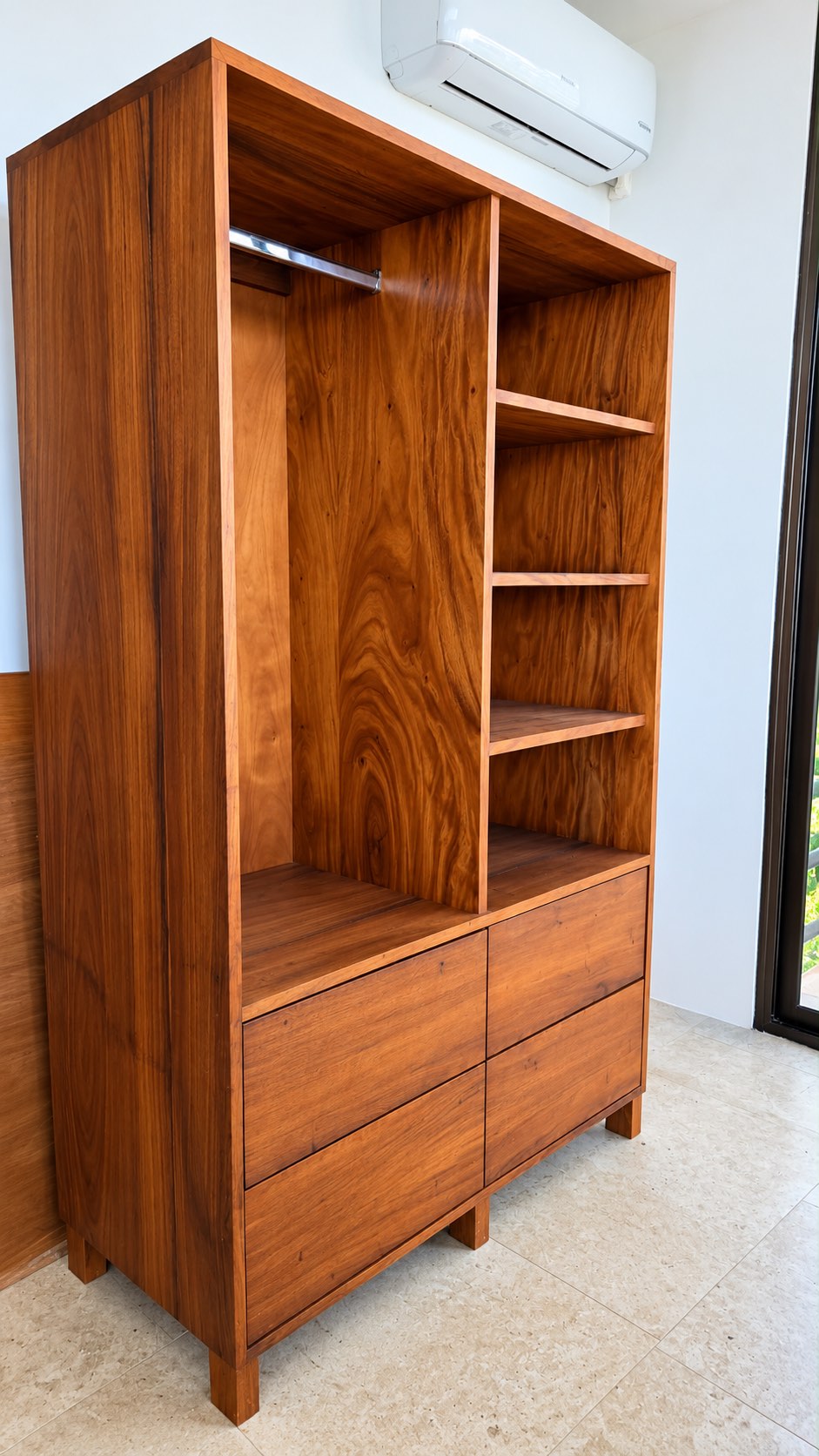 Closet abierto en madera maciza con gavetas y tubo para colgar