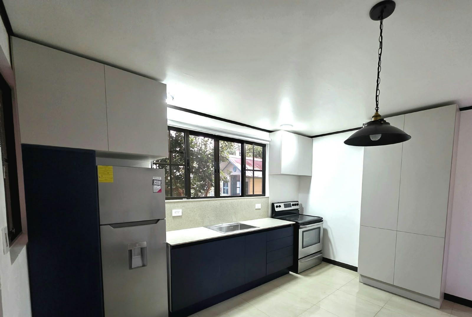Cocina blanca con gabinetes azul marino