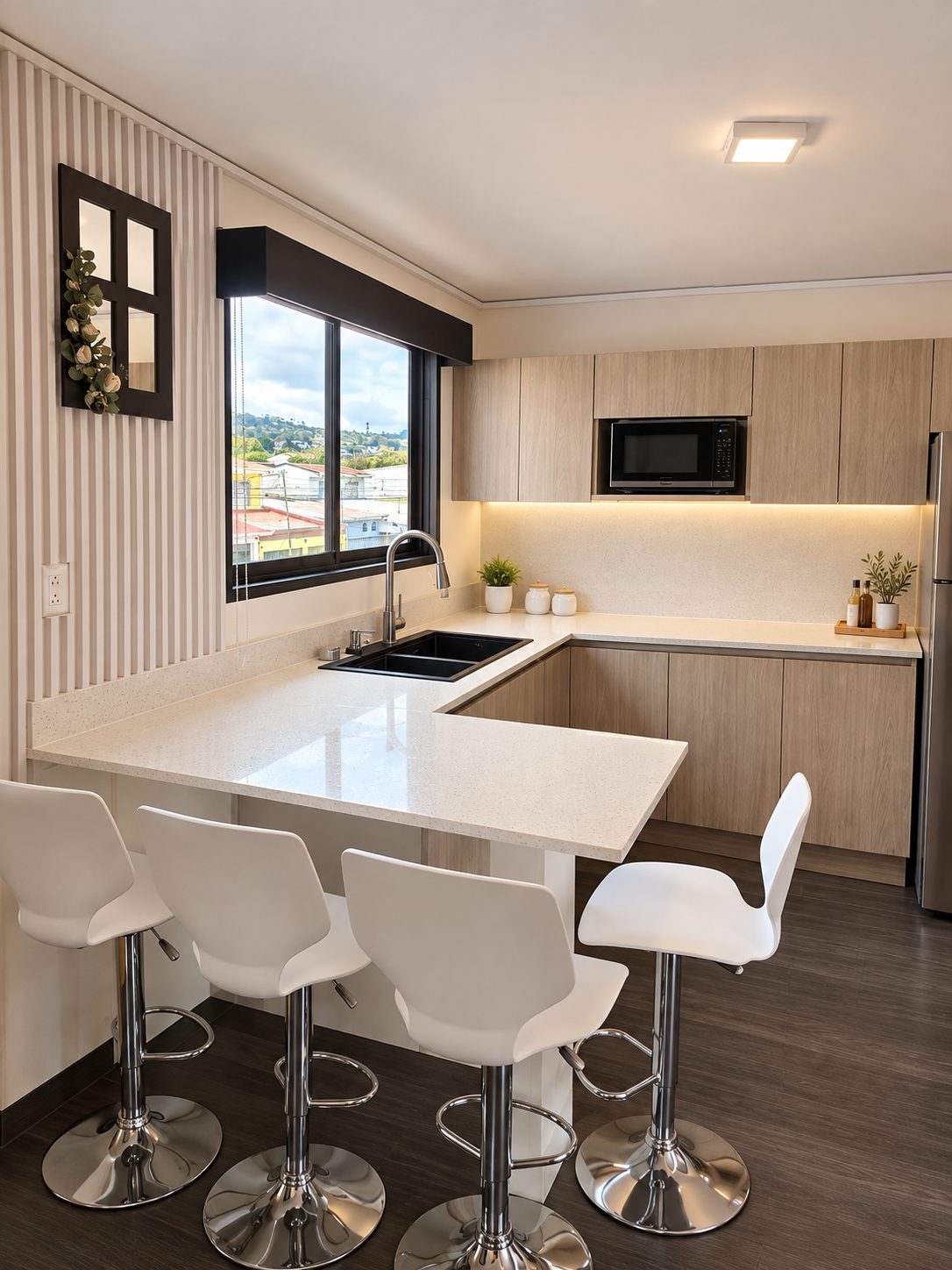 Cocina con barra y bancos blancos