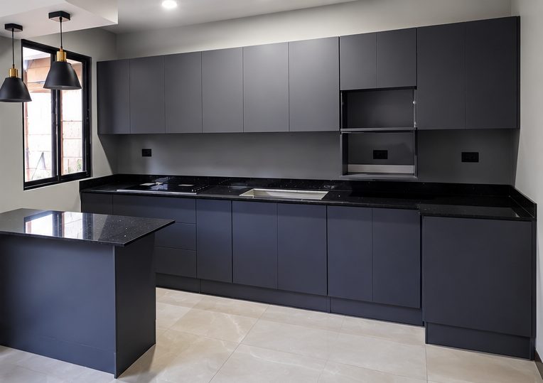Cocina en gabinetes grafito con isla
