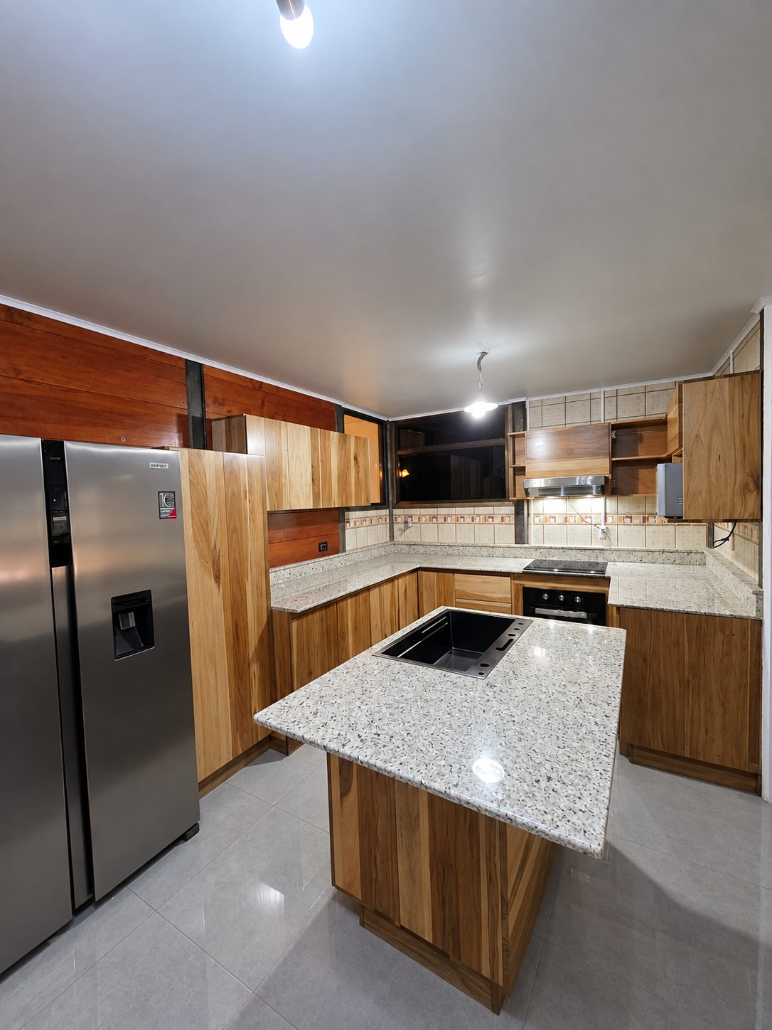 Cocina en madera con isla de granito