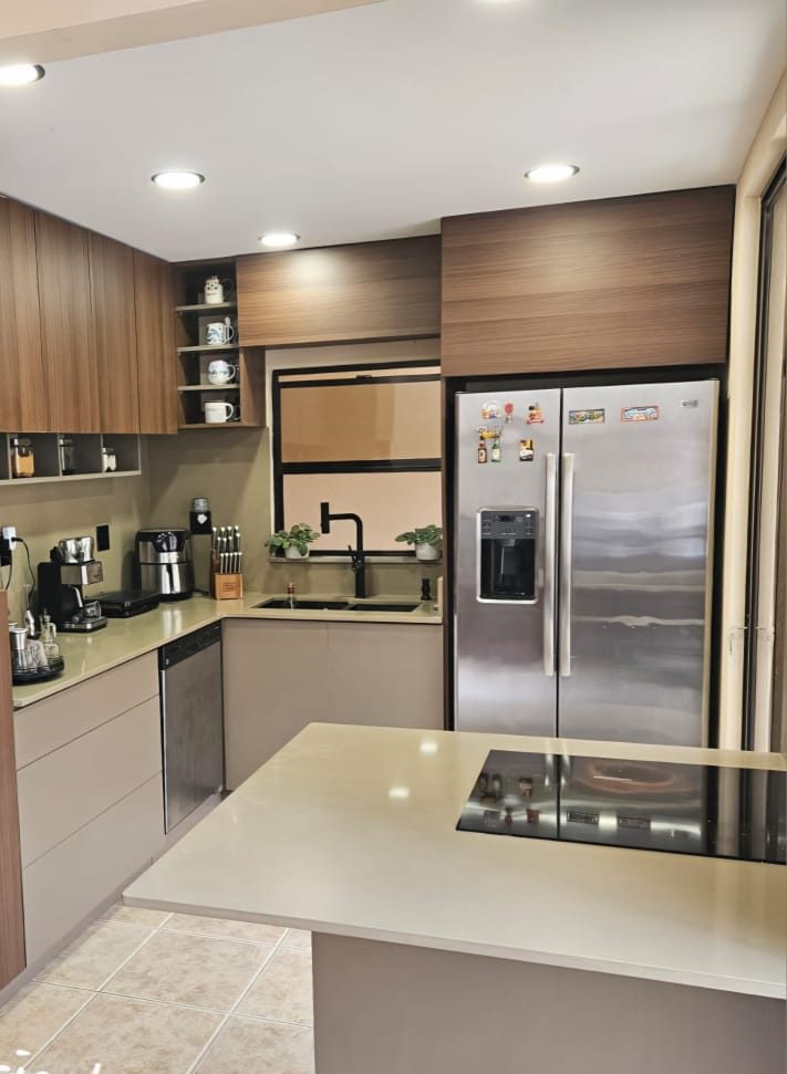 Cocina en tono nogal con isla