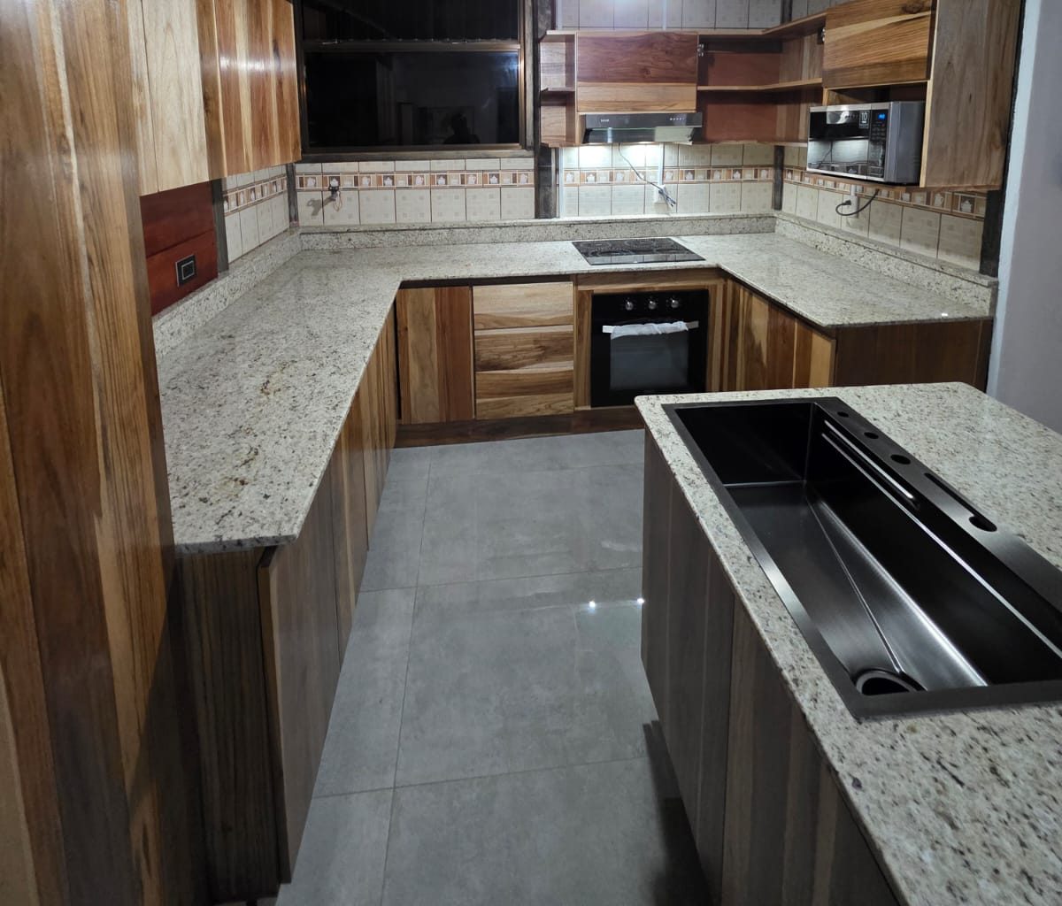 Cocina en U de madera con sobre de granito