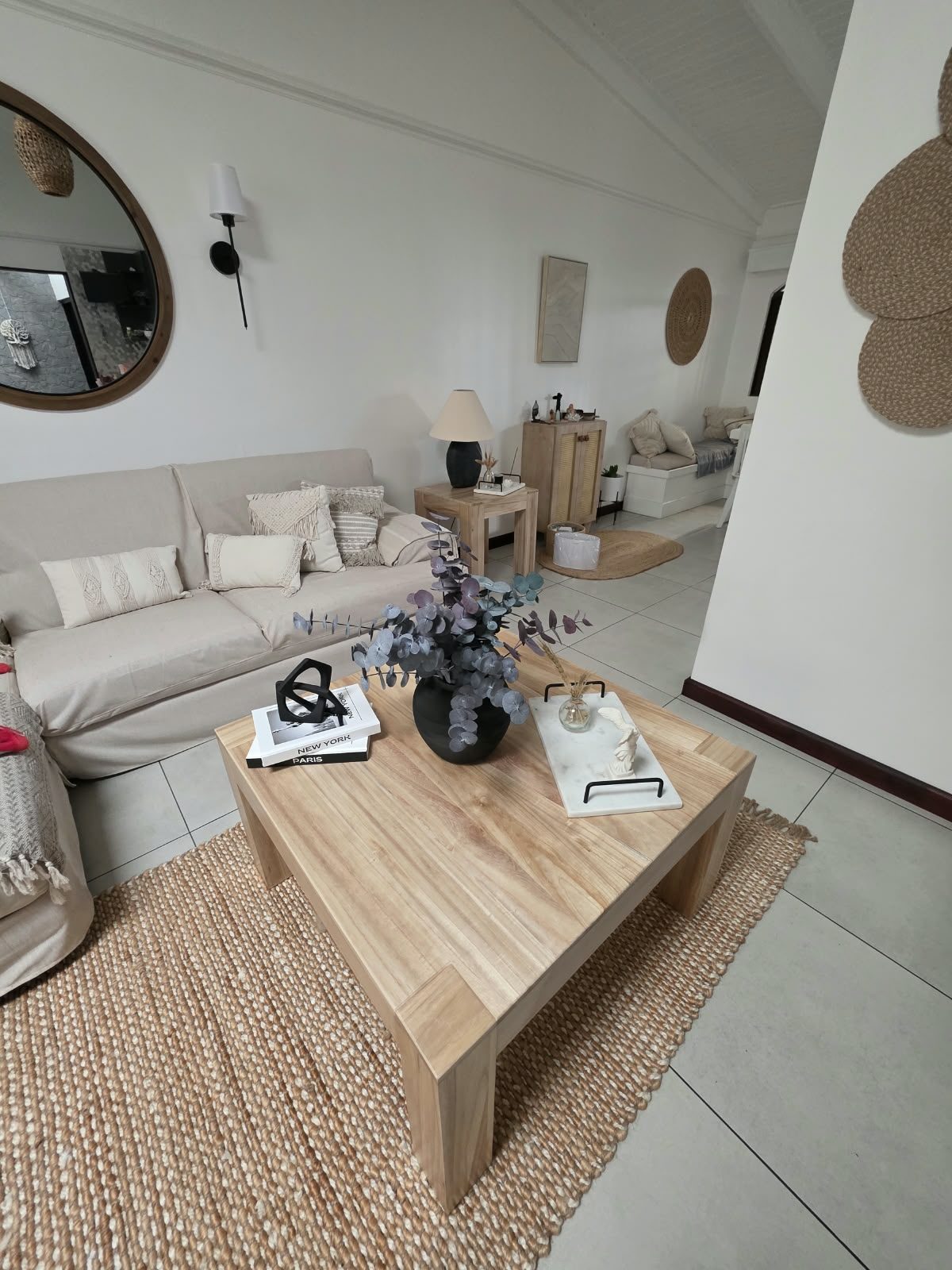 Mesa de centro en madera maciza en una sala